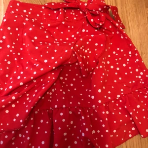 Kjol - Använd fåtal gånger och är i bra skick. Från shein. Har två snören som knyts till en rosett på sidan. Skriv för frågor eller funderingar🩷