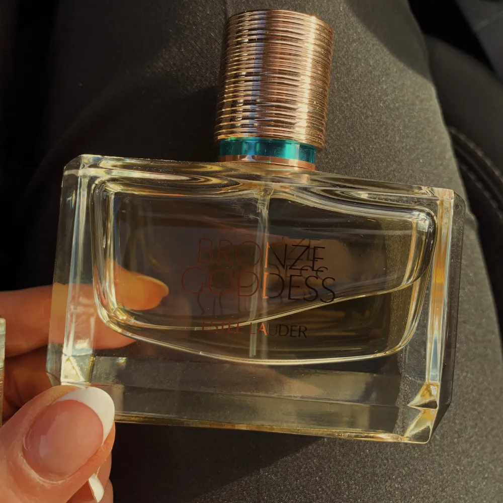 Este Lauder parfymen Bronze Goddess! 💛50ml. Testad några gånger, minst 90% kvar. . Övrigt.