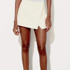 Säljer min vita shorts kjol från zara Inga defekter bra skick  Köpt för ca 350 säljer för 160