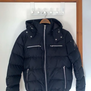 Moose knuckles jacka - Hej! Säljer moose jacka då jag inte använder den längre. Jackan är fräsch, de ända är en liten liten fläck på framsidan samt lite repor på märket, har inte kvitto eller så men den är äkta beställde den från hemsidan. Priset för att diskutera