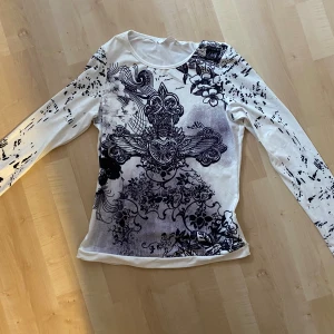 Vit tröja - I bra skick. Använd endast för att prova, inte riktigt min stil. Trycket är lite billigt men det sitter fast i tröjan så det är inget som ramlar av. Inte speciellt genomskinlig :)