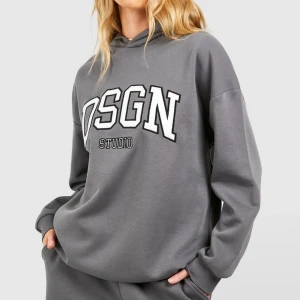 Hoodie  - Grå hoodie med tryck, oanvänd. Storlek M