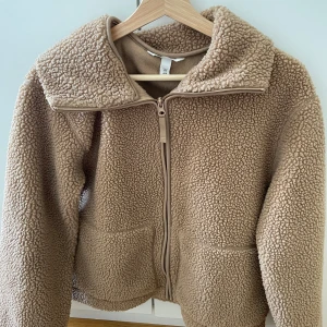 Teddy jacka från HM - Säljer denna teddyjacka från hm, den är i bra skick. Kan även tänka mig byta till en annan färg. Skriv privat om ni har frågor❤️