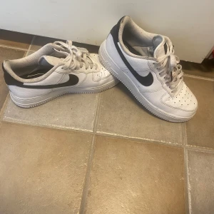 Nike air force - Säljer min Nike air force. Lite smutsiga men går lätt att återgärda skick 6/10