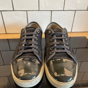 Lanvin Skor - Ett par stilrena svarta Lanvins till salu. Storlek UK 10 vilket motsvarar EU 44/45. Skorna är i bra skick, 8/10. Enbart skorna medföljer i köpet. Priset är inte hugget i sten! Mvh