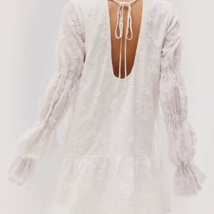 Studentklänning - Intressekoll på den perfekta student/sommarklänningen!😁 Den är i storlek 36 och helt ny med alla lappar kvar💕 Skriv för fler bilder!