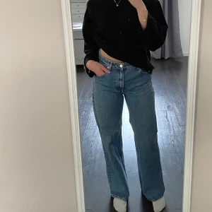 Blå jeans - Blå jeans med hög midja och vida ben. Jättebra skick, ett måste i garderoben!