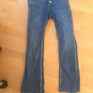 Lowwaist bootcut Jeans - Säljer dessa jättefina jeans då jag har för många jeans! Jeansen är i storlek 164 / 13-14. Men passar nog XXS & XS🫶🫶