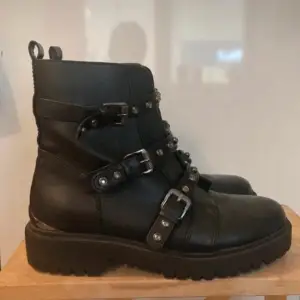 Guess boots in size 41. True to size.  Used only a few times, perfect condition. Bought on Zalando for 1600kr (still have the receipt).  Selling because I am moving and cant bring all my shoes with me :) 