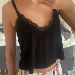 Spetslinne - Säljer detta spetslinne, perfekt nu till våren och sommaren. Passar både till fest och vardag. Mycket bra skick, skönt material och i storlek S/M. Pris går att diskuteras och hör av dig om du vill ha fler bilder på linnet. (Andra bilden är lånad)