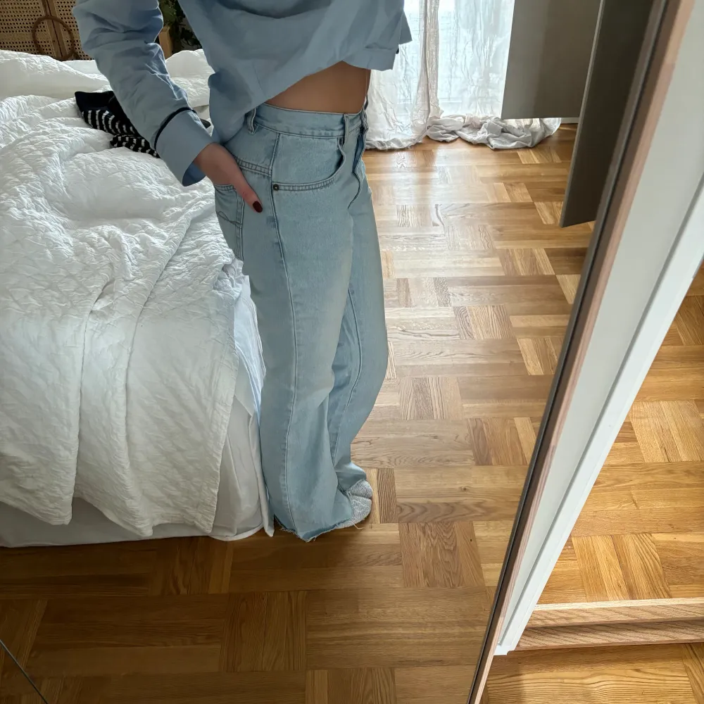 Snygga ljusblå lågmidjade bootcut jeans. Superfint skick så har inga fläckar, slitningar eller att tyget blivit ”uttunnat” i knän eller rumpan. Innerbenslängd: 83 cm, midjemått: 38 cm🫶. Jeans & Byxor.