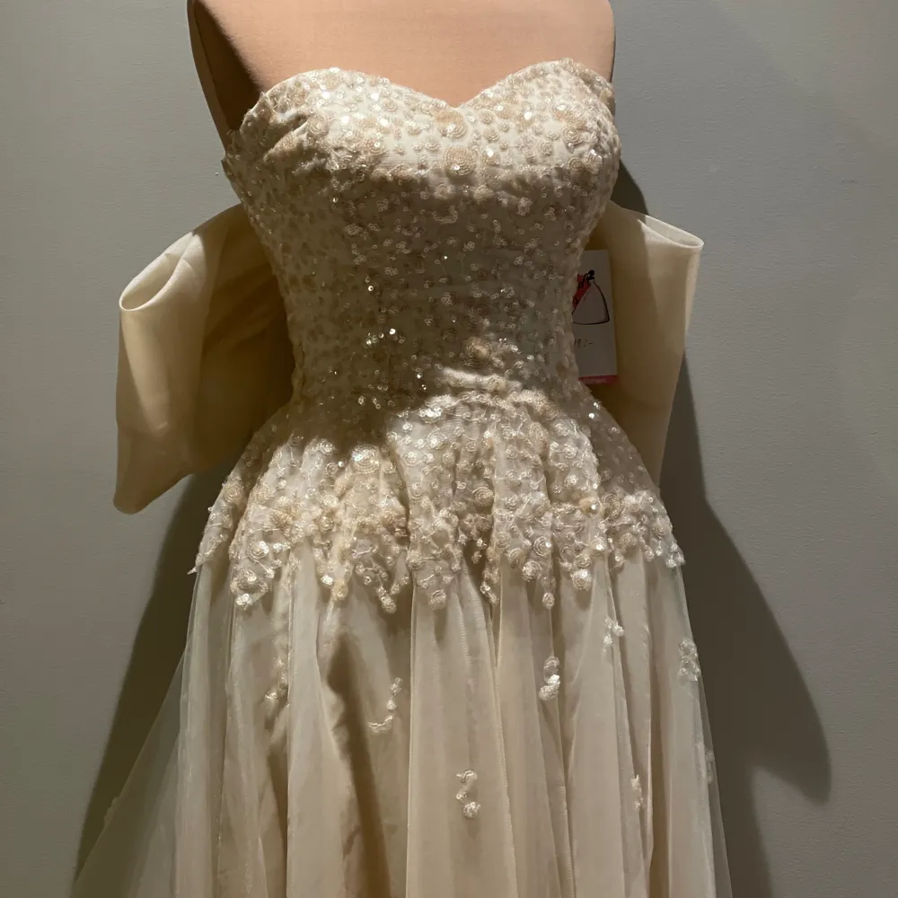 Säljer den speciel design klänning som är helt ny i storlek 36. . Klänningar.
