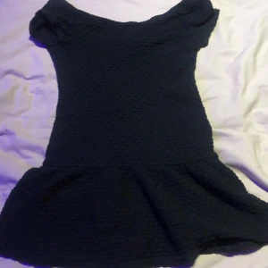 Klänning  - Använd få gånger den passar sin storlek  En kort klänning 