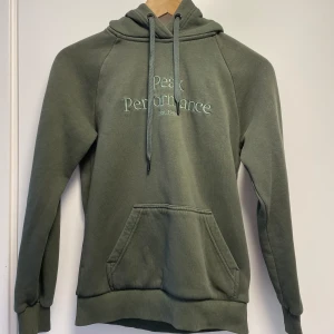 Peak Performance Hoodie - Peak Performance Hoodie Strl xs. Nypris ca 1200kr. Säljes för 250kr