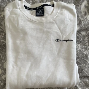 Vit champion sweatshirt  - Aldrig använd, Ny utan prislapp. Säljer pga. Kommer inte till användning. Unisex 