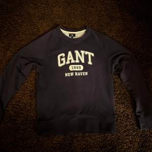 Hej säljer denna begagnade Gant sweatern, dess skick är väldigt bra och har nära till noll slitage!  //kontakta gärna oss för mer information eller bilder 