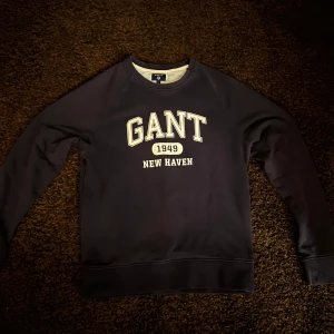 Gant sweater  - Hej säljer denna begagnade Gant sweatern, dess skick är väldigt bra och har nära till noll slitage!  //kontakta gärna oss för mer information eller bilder 