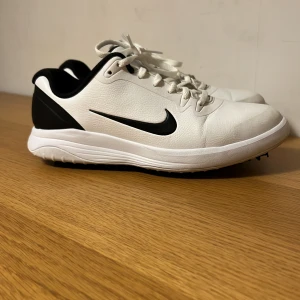Nike golfskor - Säljer mina golfskor. Storlek 39 men de är mer som 38. I fint skick.