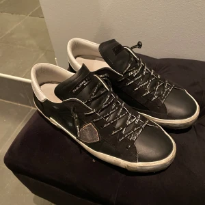 Philipe Model skor - Svarta philipe models Köpta i januari och sparsamt använda, nyskick 10/10 Pris kan diskuteras, medkommer skokartong Designen är att skon ska vara smutsig, skon är helt i nyskick