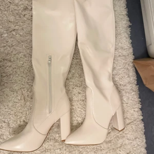 Klack över knäna - Helt oanvända funkar för stl 38 och 39. Kolla sista bild för att se hur de sitter