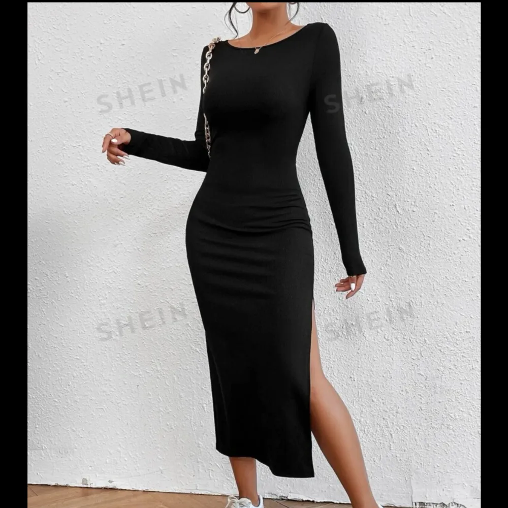 Superfin klänning i stl S Ribbat skönt material, lite bredare ”finare” urrigning. Klänningar.