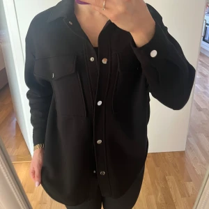  💛Svart skjort-tröja från Amisu💛 - Storlek 34 (Oversize) . Så bild för materialinformation. Utan anmärkning .