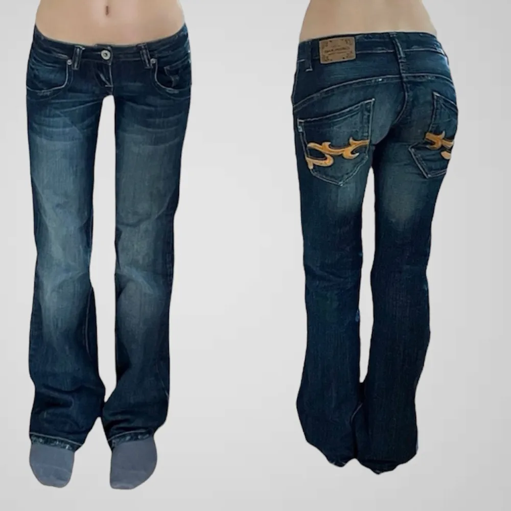  streetwear lågmidjade vintage utsvängda bootcut jeans med jättecoola detaljer på bakfickorna, vintage från Cordon och i jättebraskick, strl 28 på lappen som motsvarar ca S/36 💗// midja 37,5, längd 103, innerbens 85 (färgen är som 2 första bilderna). Jeans & Byxor.
