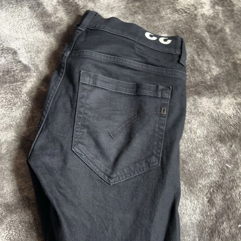 Dondup jeans George skinny fit  Storlek 33 i väldigt bra skick 9/10 ny pris runt 2800 mitt pris 899. För mer information skirv i pm mvh Nils . Jeans & Byxor.