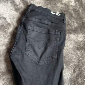 Dondup jeans George skinny fit  Storlek 33 i väldigt bra skick 9/10 ny pris runt 2800 mitt pris 899. För mer information skirv i pm mvh Nils 