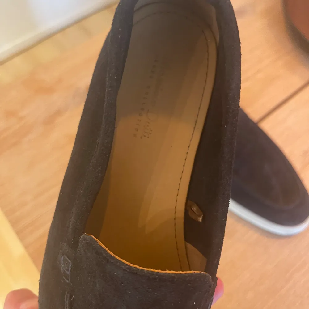 Snygga loafers från Massimo Dutti, sällan anvädna storlek 41. Har endast skorna kvar från köpet.. Skor.