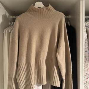 Sticks tröja - Säljer denna fina stickade tröja med slits på sidan✨ Använd få tals gånger✨ Storlek S✨ Skriv för fler bilder🩷