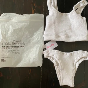 Reina Olga - Ginny Boobs Scruch Bikini Set White  - Reina Olga - Ginny Boobs Scruch Bikini Set i Vit Helt oanvänd med alla prislappar på. Nypris 1871 kr  