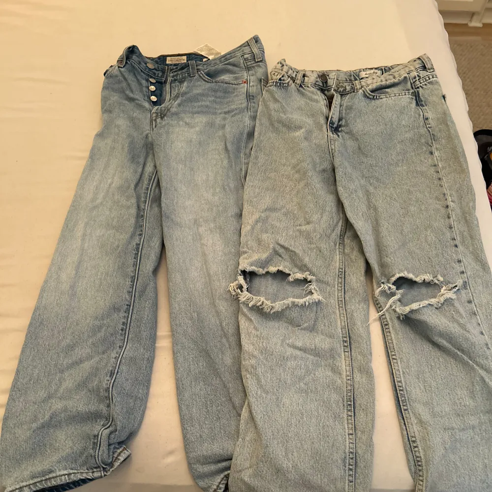 säljer båda för 400kr, dom var köpte för 299kr styck🫶🏼 kontakta om du vill köpa separat eller båda två💕 skriv för mer info🫶🏼. Jeans & Byxor.