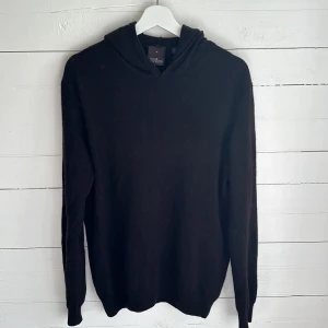 Kashmir Hoodie  - Säljer denna galet snygga Oscar Jacobson Kashmirhoodie i en mörk brunfärg, hör av er vid funderingar😃😃