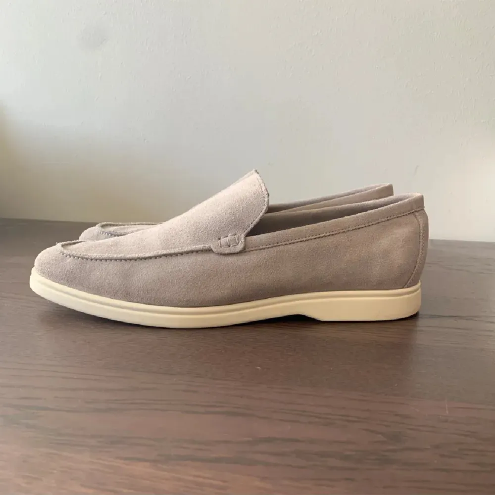  Summer walks Gråa Steve Madden summer walks i riktigt fint skick. Liknar Loro Piana Summer Walks rejält mycket men är 12000 kr billigare Storlek 43 sitter normalt i storleken.. Skor.