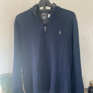 Tja säljer nu denna riktigt feta half zip från Ralph lauren. Skick på den är 9/10 fick den i jul och den har använts sparsamt. Storlek S men passar även M vid frågor eller funderingar ör de bara höra av sig. Mitt pris 900 ny pris 1900