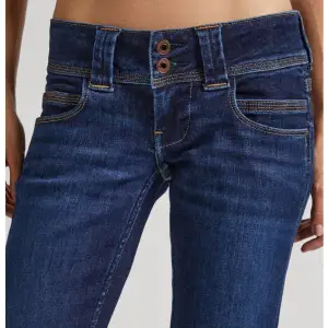 Super snygga Pepe jeans som tyvärr inte passar längre, jeansen är nästan oanvända då dom sällen kom till användning💞 köpta för 800 kr på Zalando hemsidan och säljer för 400! Priset är diskuterbart💞💞 Jeansen är lådmidjade och i modellen Venus💞
