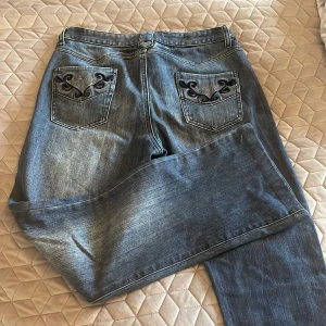 Utsvängda jeans med fina detlajer - Storlek 29. Midja: 37x2 Innerbenslängd 75
