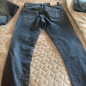 Utsvängda jeans - Fina jeans från mango. Storlek 36.  Midja: 35x2  Innerben: 77cm men uppsydda ca 4-6cm så går att få längre om man vill! 
