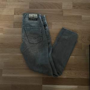 Asfeta gråa replay jeans för endast 449. Storlek 30/32. Kom privat för fler bilder 
