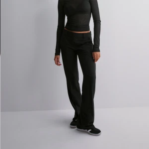 Nelly low waist kostymbyxor - Otroligt fina ”low waist flare” kostymbyxor från Nelly. Oanvända, köpte fel storlek