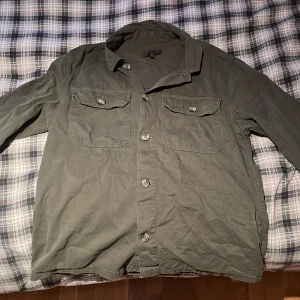 Grön overshirt - Använd 1 gång typ. Säljer pga använder inte