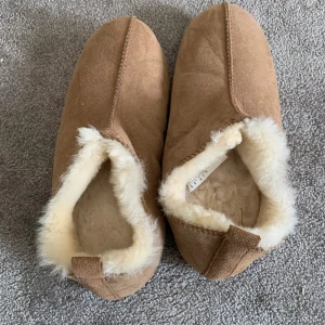 Inomhus skor - Säljer dessa inomhus ”tofflorna” då de inte kommer till användning! De är helt nya, endast testade 😊 nypriset var rätt dyrt, runt 400 kr från Hemtex. Kom priv för mer info 