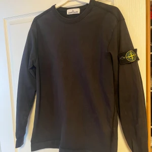 Stone island tröja - Säljer en ÄKTA stone island tröja! Köpte den i NK för 2099 och den har storleken S. Priset är diskuterbart om det gäller snabba affärer. Skriv gärna om ni har några frågor.