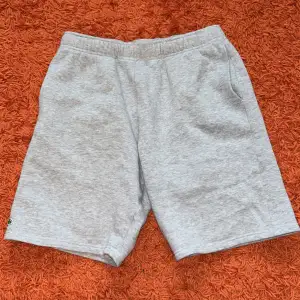 Säljer mina gråa Lacoste shorts eftersom de är för små. De är i topp skick och har inga fel. Perfekt schorts för sommaren som är sköna och snygga.  Säljer för 350, köpte de för 749.