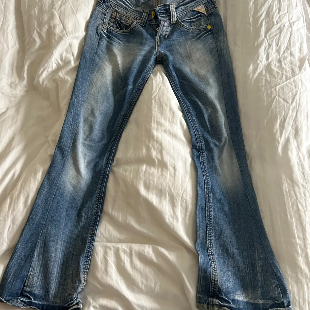 Säljer nu mina replay jeans jag köpt second hand. Jeansen är i jätte fint skick där endast är defekter vid benen (när man gått på jeansen). Jag är ca 1,70 och längden är perfekt, se även bild! Vid frågor skriv privat 💕. Jeans & Byxor.