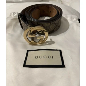 Gucci bälte - I begagnat fint skick (se bilder för egen bedömning innan köp).  Inköpt i London 2018. Kvitto finns. Dustbag medföljer.  Size: 85/34 Width: 3,5 cm