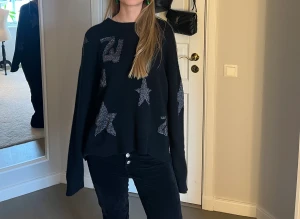 Zadig tröja cashmere - Coolaste tröjan i cashmere från Zadig Voltaire med silverdetaljer. Så himla cool, nypris 5000kr. Stl M