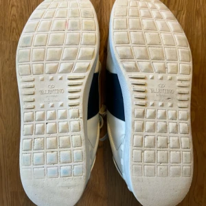 Valentino open skor i 41 - Säljer nu mina valentino opens i storlek 41❗️ Säljer de eftersom att de är för små. Skulle säga att skicket på skorna är 8,5 av 10. Kom till DM för mer funderingar eller något annat🤗😁