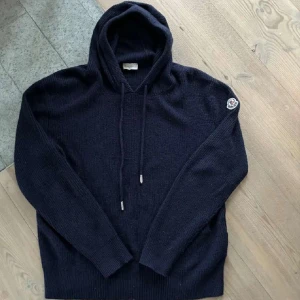 Moncler hoodie - Skit snygg hoodie i bra skick köpt på farfetch för cirka 7000kr